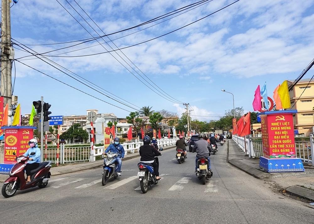 Đường phố rợp cờ đỏ chào mừng thành công của Đại hội đại biểu toàn quốc lần thứ XIII của Đảng và năm mới 2021.